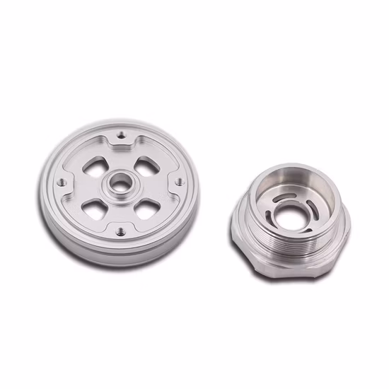 Tornio CNC che lavora ricambi auto in allumina colorata